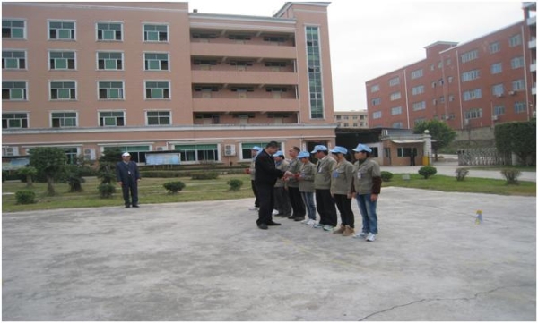 公司领导为第三季度优秀员工颁奖